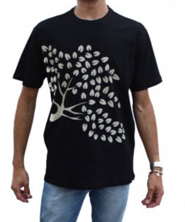 camiseta com modelagem padrão preta com estampa de galhos e folhas no lado direito do tronco