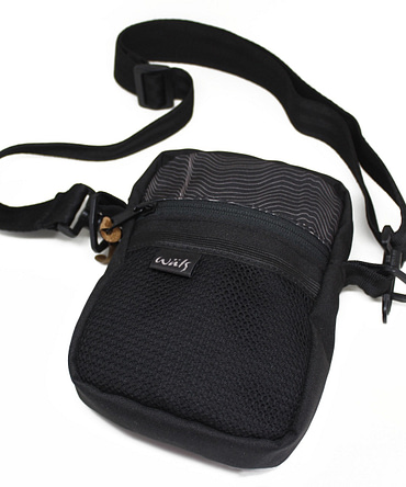 Shoulder Bag preta com estampa de listras brancas e etiqueta da marca Wals.