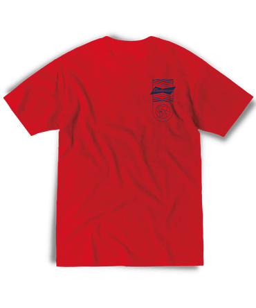 Camiseta vermelha da Budweiser com logo em azul e estampa de bola de futebol, simbolizando a paixão pelo esporte e pelo mundo.