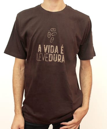 Camiseta marrom com a frase "a vida é levedura" escrita em letras claras.