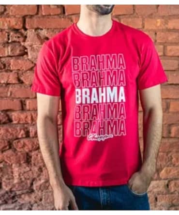 Camiseta vermelha com o logo escrito "Brahma Choop" estampado.