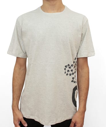 Camiseta off white com estampa de galhos e folhas no lado direito do tronco