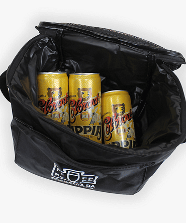 Bolsa térmica na cor preta, aberta, com latas de cerveja.