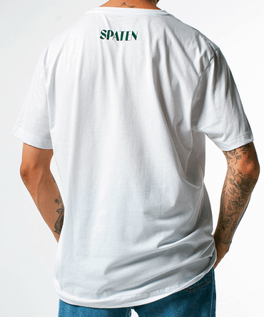 Modelo de costa usando uma camiseta branca com a palavra 'Spaten' estampada em verde na parte superior.