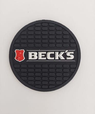 Descanso de copo na cor preta com letras do logotipo escrito becks em detalhes branco e vermelho