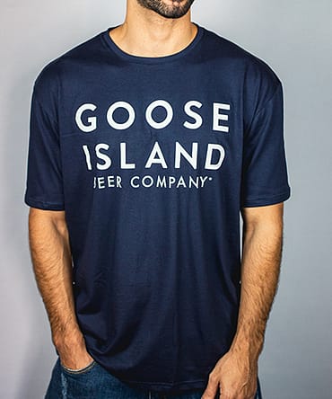 Camiseta azul marinho com o logotipo da Goose Island Beer Company.