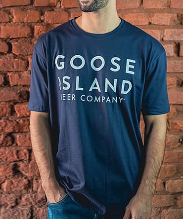 Camiseta azul marinho com o logotipo da Goose Island Beer Company.