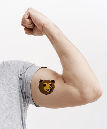 Tatuagem Urso colorado aplicada ao Biceps