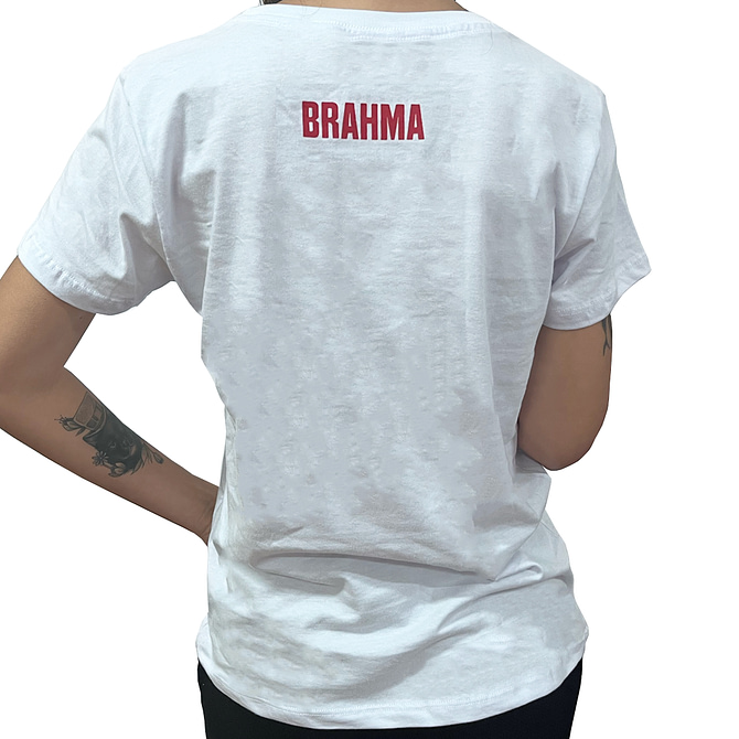 Costas do baby Look branca com logo escrito Brahma.