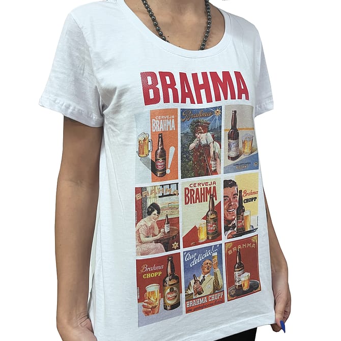 Baby Look com logo escrito Brahma e estampas de imãs com ilustrações de chopp da marca.