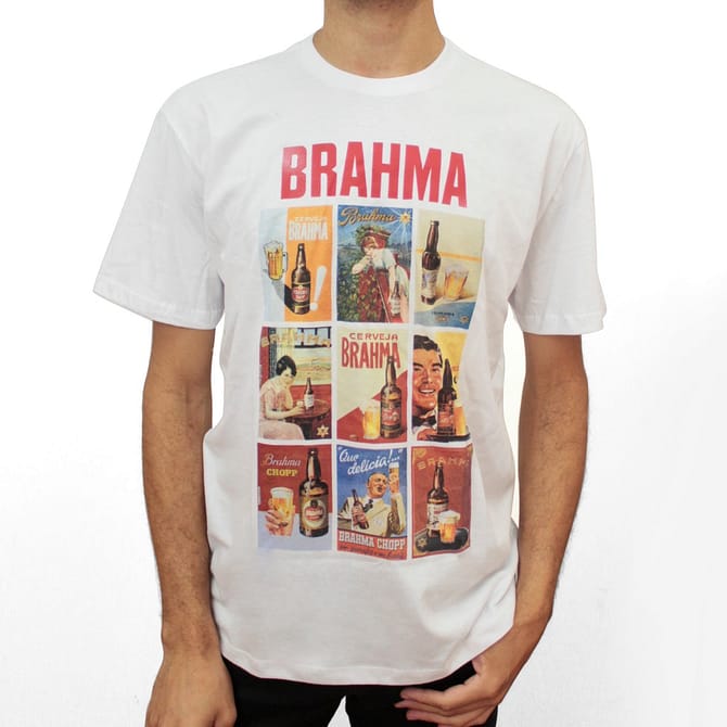 Camiseta branca com logo escrito Brahma e estampas de imãs com ilustrações de chopp da marca.