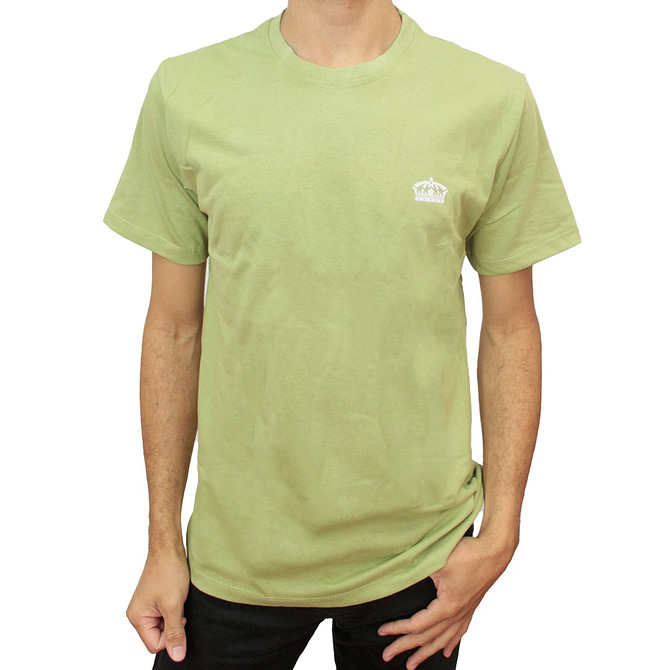 Camiseta verde da marca Corona com uma estampa de coroa branca localizada na parte superior esquerda da camiseta