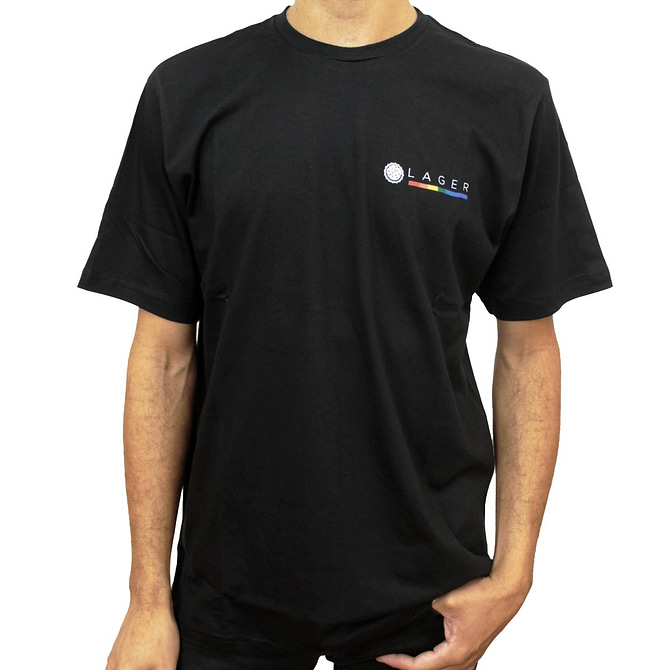 Camiseta preta com a estampa escrito "Lager" acompanhado de uma paleta de cores da causa LGBT