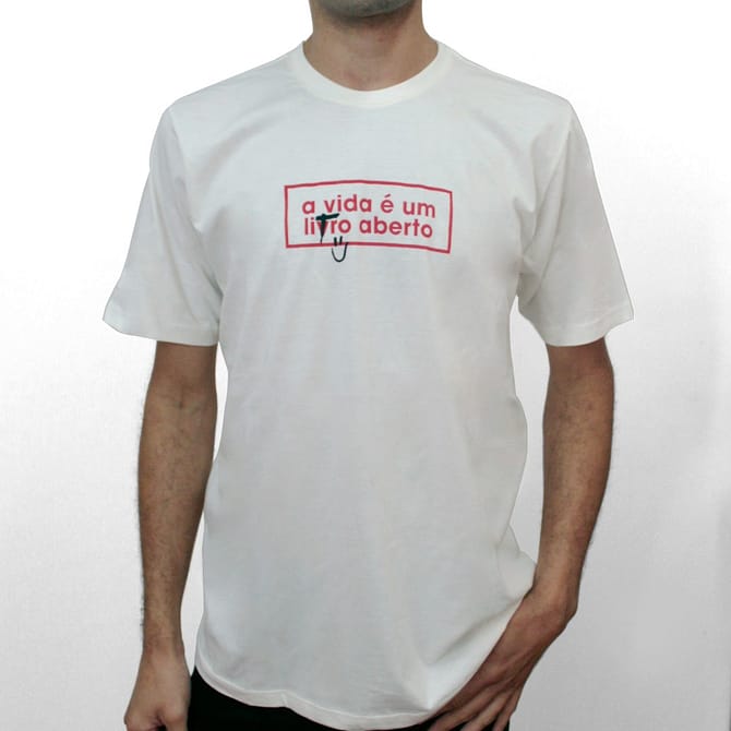 Camiseta com fundo branco e escrita em vermelho que diz: "A vida é um livro aberto"