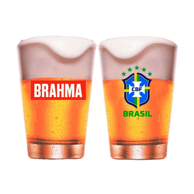 Dois copos com espuma de chopp sendo um impresso com escudo da CBF e o outro com logo escrito Brahma.